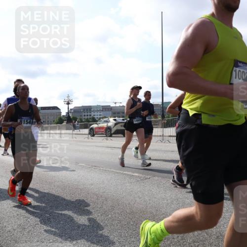 29.06.2025 - hella hamburg halbmarathon Lena Gebhardt http://msf.ph/oto/8286957 29.06.2025 09:58:28 Lombardsbrücke 15914, 2656, 100, 8154, 14805, 0924, 882, 1034, 1179, 1190, 1258, 1285, 1335, 1727, 1815, 1946, 1951, 2029, 2034, 2070, 2138, 2417, 2518, 2636, 2656, 2711, 2840, 2883, 2907, 3041, 3091, 3097, 3819, 3859, 4120, 4152, 4167, 4814, 4903, 5077, 5084, 5093, 5259, 5378, 5672, 5721, 5894, 6164, 6272, 6433, 6592, 6754, 6759, 6877, 6897, 7065, 7082, 7409, 7509, 7716, 7724, 7856, 7896, 8154, 8311, 8393, 8508, 8590, 8825, 9012, 9057, 9562, 9656, 10084 meine-sportfotos.de