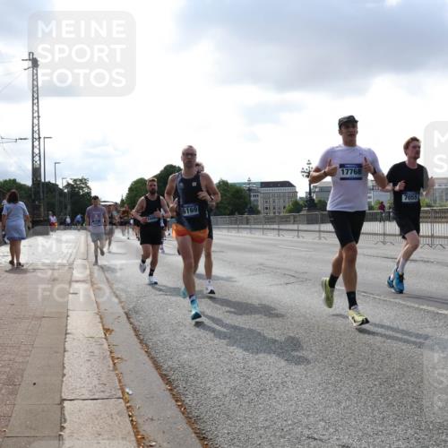 29.06.2025 - hella hamburg halbmarathon Lena Gebhardt http://msf.ph/oto/8286990 29.06.2025 09:46:03 Lombardsbrücke 6169, 1669, 17768, 7055, 1080, 1686, 1707, 1894, 2460, 2525, 2689, 3809, 3843, 3955, 4463, 4679, 4812, 5042, 5187, 5550, 6169, 6495, 6878, 7055, 7186, 7845, 7880, 7965, 8062, 8190, 8956, 9345, 10017, 10270, 10453, 10484, 10876, 11120, 11199, 11282, 11833, 12189, 12232, 12308, 12681, 12691, 13066, 13167, 13343, 13618, 13686, 13754, 14167, 14276, 14293, 15115, 15391, 15689, 16507, 16580, 17213, 17768 meine-sportfotos.de