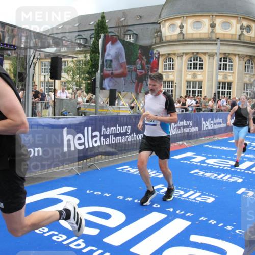 29.06.2025 - hella hamburg halbmarathon Michael Strokosch http://msf.ph/oto/8287081 29.06.2025 10:55:42 Ziel 1120, 1143, 1834, 2955, 2982, 3037, 4897, 6924, 8255, 8573, 8618, 10212, 11039, 11568, 12196, 12483, 12515, 14909, 15896, 16110, 17615, 18064, 18190 meine-sportfotos.de