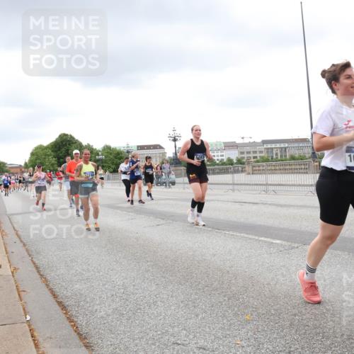 29.06.2025 - hella hamburg halbmarathon Lena Gebhardt http://msf.ph/oto/8287137 29.06.2025 10:55:28 Lombardsbrücke 199, 5483, 16533, 1013, 1616, 1873, 1917, 2090, 2452, 3101, 3115, 3157, 3244, 3274, 3577, 4039, 4628, 5040, 5220, 5222, 5483, 5487, 5575, 6395, 6396, 6944, 7219, 7238, 7548, 7680, 7766, 8403, 8519, 8527, 8626, 8648, 9614, 9618, 9857, 9858, 9956, 10094, 10436, 10438, 10458, 10559, 10593, 10686, 10885, 11109, 11737, 11788, 11908, 12147, 12148, 12695, 12902, 13098, 13230, 13548, 14515, 14727, 15152, 15160, 16385 meine-sportfotos.de