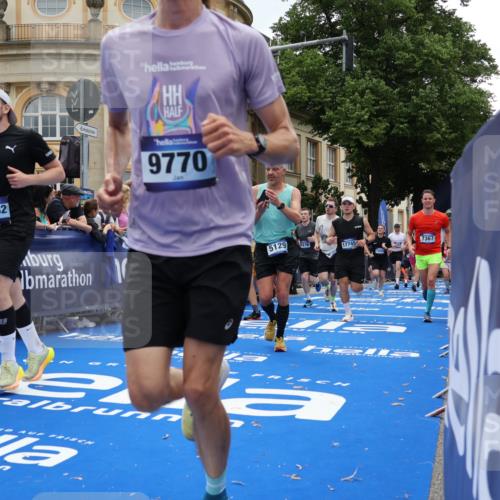 29.06.2025 - hella hamburg halbmarathon Strokosch-Dieckow http://msf.ph/oto/8287178 29.06.2025 10:48:22 Ziel 1537, 3747, 5129, 5362, 5528, 6081, 6923, 7367, 8216, 9262, 9770, 11451, 11467, 12149, 12549, 12690, 12840, 13962, 14033, 14797, 14990, 15735, 17395, 17745, 17855, 17982, 18790, 18923, 18963 meine-sportfotos.de