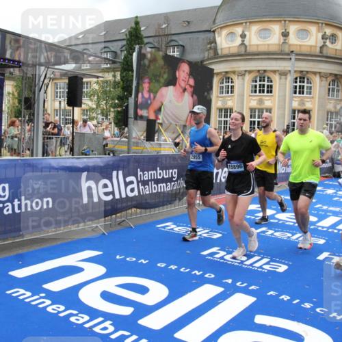 29.06.2025 - hella hamburg halbmarathon Michael Strokosch http://msf.ph/oto/8287217 29.06.2025 10:55:44 Ziel 1120, 1143, 1834, 2955, 2982, 3037, 4897, 5021, 6924, 8255, 8618, 10212, 11039, 12483, 12515, 14365, 14909, 15896, 18064, 18190 meine-sportfotos.de