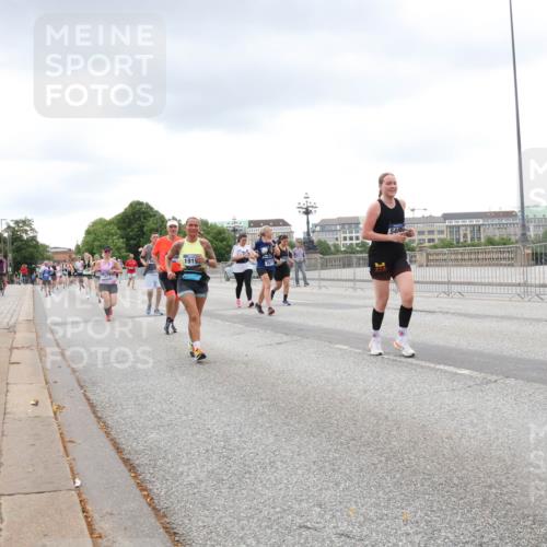 29.06.2025 - hella hamburg halbmarathon Lena Gebhardt http://msf.ph/oto/8287246 29.06.2025 10:55:29 Lombardsbrücke 1919, 1013, 1616, 1873, 1917, 2090, 2452, 3101, 3115, 3157, 3244, 3274, 3577, 4039, 4628, 5040, 5220, 5222, 5483, 5487, 5575, 6257, 6395, 6396, 6944, 7219, 7238, 7548, 7680, 7766, 8403, 8519, 8527, 8626, 8648, 9548, 9614, 9618, 9857, 9858, 9956, 10094, 10436, 10438, 10458, 10559, 10593, 10885, 11109, 11737, 11788, 11908, 12147, 12148, 12695, 12902, 13098, 13230, 13548, 14515, 14727, 15152, 15160, 16385 meine-sportfotos.de