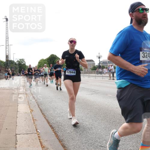 29.06.2025 - hella hamburg halbmarathon Lena Gebhardt http://msf.ph/oto/8287268 29.06.2025 10:20:58 Lombardsbrücke 14615, 12844, 3247, 1814, 1011, 1028, 1266, 1471, 1658, 2053, 2101, 2325, 2383, 2834, 2923, 2945, 2956, 2986, 3161, 3247, 3453, 3733, 3781, 3813, 4082, 4166, 4288, 4350, 4422, 4754, 4869, 5041, 5061, 5181, 5625, 5767, 6275, 6308, 6608, 7228, 7608, 8113, 8724, 8726, 8940, 9005, 9011, 9108, 9236, 9501, 9981, 10050, 10350, 10585, 10602, 11100, 11145, 11698, 11995, 12175, 12694, 12844, 13057, 13508 meine-sportfotos.de