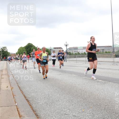 29.06.2025 - hella hamburg halbmarathon Lena Gebhardt http://msf.ph/oto/8287288 29.06.2025 10:55:29 Lombardsbrücke 1110, 19199, 54, 1013, 1616, 1873, 1917, 2090, 2452, 3101, 3115, 3157, 3244, 3274, 3577, 4039, 4628, 5040, 5220, 5222, 5483, 5487, 5575, 6257, 6395, 6396, 6944, 7219, 7238, 7548, 7680, 7766, 8403, 8519, 8527, 8626, 8648, 9548, 9614, 9618, 9857, 9858, 9956, 10094, 10436, 10438, 10458, 10559, 10593, 10885, 11109, 11737, 11788, 11908, 12147, 12148, 12695, 12902, 13098, 13230, 13548, 14515, 14727, 15152, 15160, 16385 meine-sportfotos.de
