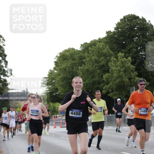 29.06.2025 - hella hamburg halbmarathon Jannik Wohlers http://msf.ph/oto/8287313 29.06.2025 10:03:38 Lombardsbrücke 1032, 1355, 3488, 4095, 4488, 5058, 5363, 5613, 6142, 6706, 7017, 7306, 7485, 8177, 8421, 8422, 8423, 8469, 9526, 9899, 11511, 11614, 12336, 12653, 13173, 13583, 15520, 15525, 15678, 16099, 16113, 17098, 17860, 17880, 18111, 18985 meine-sportfotos.de