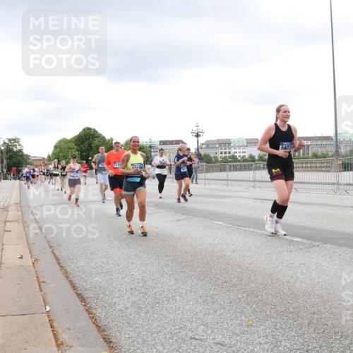 29.06.2025 - hella hamburg halbmarathon Lena Gebhardt http://msf.ph/oto/8287325 29.06.2025 10:55:29 Lombardsbrücke 111, 1019, 5683, 1013, 1616, 1873, 1917, 2090, 2452, 3101, 3115, 3157, 3244, 3274, 3577, 4039, 4628, 5040, 5220, 5222, 5483, 5487, 5575, 6257, 6395, 6396, 6944, 7219, 7238, 7548, 7680, 7766, 8403, 8519, 8527, 8626, 8648, 9548, 9614, 9618, 9857, 9858, 9956, 10094, 10436, 10438, 10458, 10559, 10593, 10885, 11109, 11737, 11788, 11908, 12147, 12148, 12695, 12902, 13098, 13230, 13548, 14515, 14727, 15152, 15160, 16385 meine-sportfotos.de