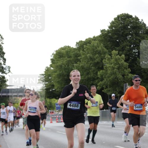 29.06.2025 - hella hamburg halbmarathon Jannik Wohlers http://msf.ph/oto/8287328 29.06.2025 10:03:38 Lombardsbrücke 1032, 1355, 3488, 4095, 4488, 5058, 5363, 5613, 6142, 6706, 7017, 7306, 7485, 8177, 8421, 8422, 8423, 8469, 9526, 9899, 11511, 11614, 12336, 12653, 13173, 13583, 15520, 15525, 15678, 16099, 16113, 17098, 17860, 17880, 18111, 18985 meine-sportfotos.de