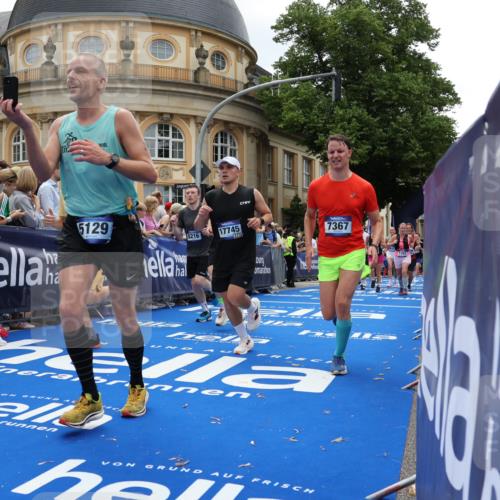 29.06.2025 - hella hamburg halbmarathon Strokosch-Dieckow http://msf.ph/oto/8287347 29.06.2025 10:48:24 Ziel 1537, 3747, 5129, 5362, 5528, 6081, 6923, 7367, 8216, 9262, 9770, 10000, 10860, 11451, 11467, 12149, 12549, 12690, 12840, 13962, 14033, 14990, 15735, 15808, 15917, 17395, 17745, 17855, 17982, 18251, 18790, 18923 meine-sportfotos.de