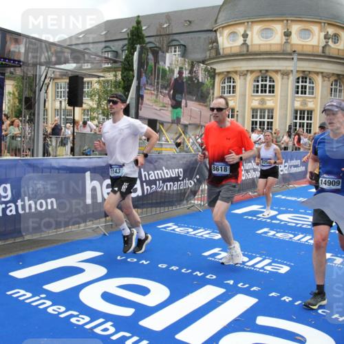 29.06.2025 - hella hamburg halbmarathon Michael Strokosch http://msf.ph/oto/8287420 29.06.2025 10:55:46 Ziel 1120, 1143, 1834, 2955, 4897, 5021, 6569, 6924, 7221, 8255, 8618, 10212, 11039, 12483, 12515, 12858, 14365, 14909, 15896, 18064, 18190 meine-sportfotos.de