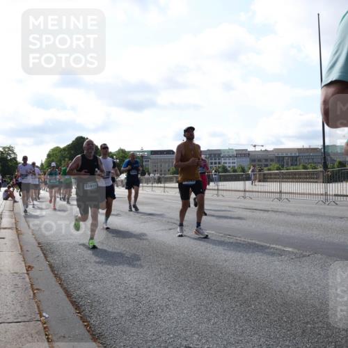 29.06.2025 - hella hamburg halbmarathon Lena Gebhardt http://msf.ph/oto/8287430 29.06.2025 09:58:30 Lombardsbrücke 15914, 17043, 265, 1034, 1179, 1190, 1258, 1285, 1335, 1727, 1815, 1946, 1951, 2029, 2034, 2070, 2138, 2417, 2518, 2636, 2656, 2711, 2840, 2883, 2907, 3041, 3097, 3819, 3859, 3952, 4120, 4152, 4167, 4814, 4903, 5077, 5084, 5093, 5259, 5378, 5672, 5721, 5894, 6164, 6272, 6433, 6592, 6657, 6754, 6759, 6877, 6897, 7082, 7369, 7409, 7509, 7716, 7724, 7856, 7896, 8154, 8311, 8393, 8508, 8590, 8639, 8825, 9012, 9057, 9562, 9656, 10084 meine-sportfotos.de