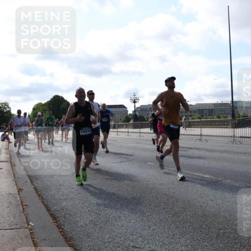 29.06.2025 - hella hamburg halbmarathon Lena Gebhardt http://msf.ph/oto/8287495 29.06.2025 09:58:31 Lombardsbrücke 15914, 8393, 14845, 1034, 1179, 1190, 1285, 1727, 1815, 1946, 1951, 2029, 2034, 2070, 2138, 2417, 2518, 2636, 2656, 2711, 2840, 2883, 2907, 3041, 3097, 3819, 3859, 3952, 4120, 4152, 4167, 4814, 4903, 5077, 5084, 5093, 5259, 5378, 5721, 5894, 6164, 6272, 6433, 6592, 6657, 6754, 6759, 6877, 6897, 7082, 7369, 7409, 7509, 7716, 7724, 7856, 7896, 8154, 8311, 8322, 8393, 8508, 8590, 8639, 8825, 9012, 9057, 9562, 9656, 10084 meine-sportfotos.de