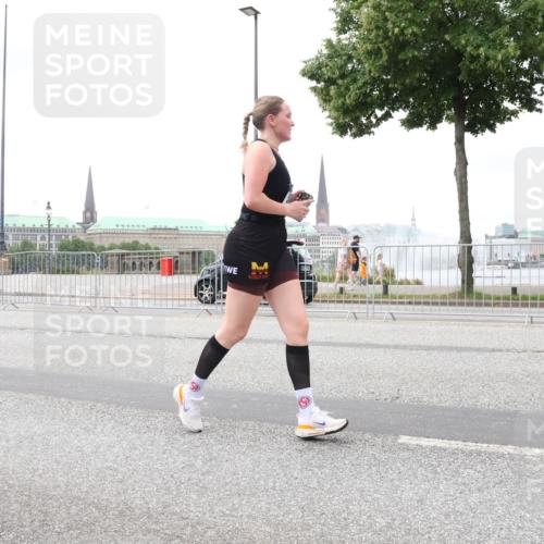29.06.2025 - hella hamburg halbmarathon Lena Gebhardt http://msf.ph/oto/8287496 29.06.2025 10:55:30 Lombardsbrücke 1013, 1616, 1873, 1917, 2090, 2452, 3101, 3115, 3157, 3244, 3274, 3577, 4039, 4628, 5040, 5220, 5222, 5483, 5487, 5575, 6257, 6395, 6396, 6944, 7219, 7238, 7548, 7680, 7766, 7969, 8403, 8519, 8527, 8626, 8648, 9548, 9614, 9618, 9857, 9858, 9956, 10094, 10436, 10438, 10458, 10559, 10593, 10885, 11109, 11737, 11788, 11903, 11908, 12147, 12148, 12695, 12902, 13098, 13230, 13548, 14515, 14727, 15152, 15160, 16385 meine-sportfotos.de