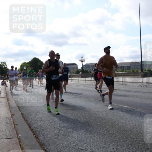 29.06.2025 - hella hamburg halbmarathon Lena Gebhardt http://msf.ph/oto/8287536 29.06.2025 09:58:31 Lombardsbrücke 5250, 11214, 15914, 8393, 1034, 1179, 1190, 1285, 1727, 1815, 1946, 1951, 2029, 2034, 2070, 2138, 2417, 2518, 2636, 2656, 2711, 2840, 2883, 2907, 3041, 3097, 3819, 3859, 3952, 4120, 4152, 4167, 4814, 4903, 5077, 5084, 5093, 5259, 5378, 5721, 5894, 6164, 6272, 6433, 6592, 6657, 6754, 6759, 6877, 6897, 7082, 7369, 7409, 7509, 7716, 7724, 7856, 7896, 8154, 8311, 8322, 8393, 8508, 8590, 8639, 8825, 9012, 9057, 9562, 9656, 10084 meine-sportfotos.de