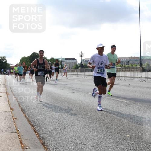 29.06.2025 - hella hamburg halbmarathon Lena Gebhardt http://msf.ph/oto/8287700 29.06.2025 09:46:06 Lombardsbrücke 809, 2525, 14293, 1080, 1686, 1707, 1894, 2460, 2525, 3809, 3843, 3955, 4463, 4679, 4812, 5042, 5187, 5550, 6169, 6495, 6878, 7055, 7186, 7845, 7880, 7901, 7965, 8062, 8190, 8864, 8956, 9345, 10270, 10453, 10484, 10876, 11120, 11199, 11282, 11833, 12189, 12232, 12308, 12681, 13066, 13167, 13252, 13343, 13617, 13618, 13686, 13754, 14167, 14276, 14293, 15115, 15391, 15689, 16507, 16580, 16931, 17213, 17768 meine-sportfotos.de
