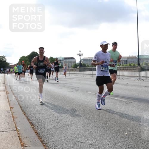 29.06.2025 - hella hamburg halbmarathon Lena Gebhardt http://msf.ph/oto/8287735 29.06.2025 09:46:06 Lombardsbrücke 3809, 2525, 14293, 1080, 1686, 1707, 1894, 2460, 2525, 3809, 3843, 3955, 4463, 4679, 4812, 5042, 5187, 5550, 6169, 6495, 6878, 7055, 7186, 7845, 7880, 7901, 7965, 8062, 8190, 8864, 8956, 9345, 10270, 10453, 10484, 10876, 11120, 11199, 11282, 11833, 12189, 12232, 12308, 12681, 13066, 13167, 13252, 13343, 13617, 13618, 13686, 13754, 14167, 14276, 14293, 15115, 15391, 15689, 16507, 16580, 16931, 17213, 17768 meine-sportfotos.de