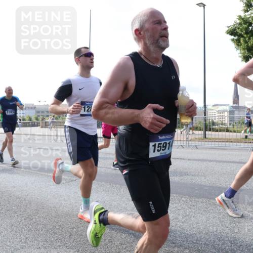 29.06.2025 - hella hamburg halbmarathon Lena Gebhardt http://msf.ph/oto/8287764 29.06.2025 09:58:32 Lombardsbrücke 8393, 12, 12761, 1591, 1034, 1179, 1190, 1285, 1727, 1815, 1946, 1951, 2029, 2034, 2070, 2138, 2417, 2518, 2636, 2656, 2711, 2840, 2883, 2907, 3041, 3097, 3819, 3859, 3952, 4120, 4152, 4167, 4814, 4903, 5077, 5084, 5093, 5259, 5378, 5721, 5894, 6164, 6272, 6294, 6433, 6592, 6657, 6754, 6759, 6877, 6897, 7082, 7369, 7409, 7509, 7716, 7724, 7856, 7896, 8154, 8311, 8322, 8393, 8508, 8590, 8639, 8825, 9012, 9057, 9562, 9656, 10084 meine-sportfotos.de