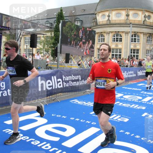 29.06.2025 - hella hamburg halbmarathon Michael Strokosch http://msf.ph/oto/8287765 29.06.2025 10:55:49 Ziel 1143, 1179, 1834, 5021, 6569, 6924, 7221, 8255, 8618, 10212, 12483, 12858, 13474, 14365, 14909, 16401, 16434, 16786, 18125, 18190, 19047 meine-sportfotos.de
