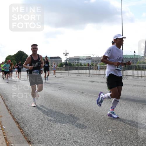 29.06.2025 - hella hamburg halbmarathon Lena Gebhardt http://msf.ph/oto/8287773 29.06.2025 09:46:07 Lombardsbrücke 14293, 1080, 1686, 1707, 1894, 2460, 2525, 3809, 3843, 3955, 4463, 4812, 5042, 5187, 5550, 6169, 6495, 6878, 7055, 7186, 7534, 7845, 7880, 7901, 7965, 8062, 8190, 8864, 8956, 9345, 10270, 10453, 10484, 10865, 10876, 11120, 11199, 11282, 11833, 12189, 12232, 12308, 12681, 13066, 13167, 13252, 13343, 13617, 13686, 13754, 14167, 14276, 14293, 15115, 15391, 15689, 16507, 16580, 16931, 17213, 17768 meine-sportfotos.de