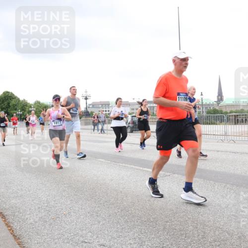 29.06.2025 - hella hamburg halbmarathon Lena Gebhardt http://msf.ph/oto/8287804 29.06.2025 10:55:32 Lombardsbrücke 1917, 7680, 11109, 1013, 1616, 1873, 1917, 2090, 2452, 3101, 3115, 3157, 3244, 3274, 3577, 4039, 4470, 4628, 4896, 5040, 5220, 5222, 5483, 5487, 5575, 6257, 6395, 6396, 6944, 7219, 7238, 7548, 7680, 7766, 7969, 8403, 8519, 8527, 8532, 8626, 8648, 9548, 9614, 9618, 9857, 9858, 9861, 9865, 9956, 10094, 10436, 10438, 10458, 10559, 10593, 10885, 11109, 11737, 11903, 11962, 11963, 12147, 12148, 12695, 12902, 13098, 13230, 13548, 14515, 14727, 15152, 15160, 16385 meine-sportfotos.de