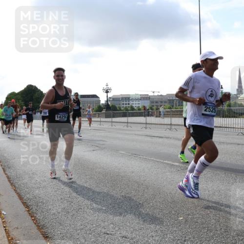 29.06.2025 - hella hamburg halbmarathon Lena Gebhardt http://msf.ph/oto/8287820 29.06.2025 09:46:07 Lombardsbrücke 14293, 2525, 1080, 1686, 1707, 1894, 2460, 2525, 3809, 3843, 3955, 4463, 4812, 5042, 5187, 5550, 6169, 6495, 6878, 7055, 7186, 7534, 7845, 7880, 7901, 7965, 8062, 8190, 8864, 8956, 9345, 10270, 10453, 10484, 10865, 10876, 11120, 11199, 11282, 11833, 12189, 12232, 12308, 12681, 13066, 13167, 13252, 13343, 13617, 13686, 13754, 14167, 14276, 14293, 15115, 15391, 15689, 16507, 16580, 16931, 17213, 17768 meine-sportfotos.de