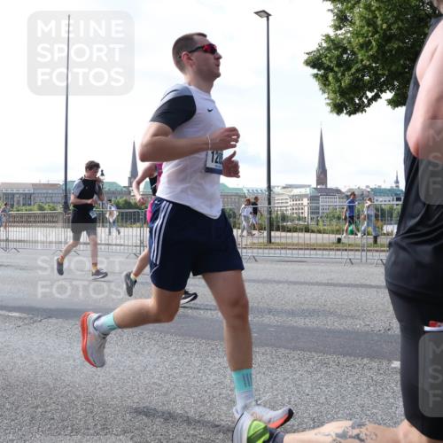 29.06.2025 - hella hamburg halbmarathon Lena Gebhardt http://msf.ph/oto/8287844 29.06.2025 09:58:32 Lombardsbrücke 8393, 128, 1034, 1179, 1190, 1285, 1727, 1815, 1946, 1951, 2029, 2034, 2070, 2138, 2417, 2518, 2636, 2656, 2711, 2840, 2883, 2907, 3041, 3097, 3819, 3859, 3952, 4120, 4152, 4167, 4814, 4903, 5077, 5084, 5093, 5259, 5378, 5721, 5894, 6164, 6272, 6294, 6433, 6592, 6657, 6754, 6759, 6877, 6897, 7082, 7369, 7409, 7509, 7716, 7724, 7856, 7896, 8154, 8311, 8322, 8393, 8508, 8590, 8639, 8825, 9012, 9057, 9562, 9656, 10084 meine-sportfotos.de