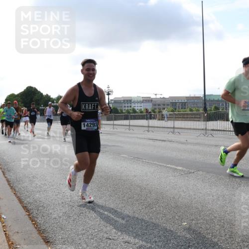 29.06.2025 - hella hamburg halbmarathon Lena Gebhardt http://msf.ph/oto/8287863 29.06.2025 09:46:07 Lombardsbrücke 14293, 1080, 1686, 1707, 1894, 2460, 2525, 3809, 3843, 3955, 4463, 4812, 5042, 5187, 5550, 6169, 6495, 6878, 7055, 7186, 7534, 7845, 7880, 7901, 7965, 8062, 8190, 8864, 8956, 9345, 10270, 10453, 10484, 10865, 10876, 11120, 11199, 11282, 11833, 12189, 12232, 12308, 12681, 13066, 13167, 13252, 13343, 13617, 13686, 13754, 14167, 14276, 14293, 15115, 15391, 15689, 16507, 16580, 16931, 17213, 17768 meine-sportfotos.de
