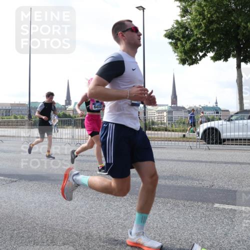 29.06.2025 - hella hamburg halbmarathon Lena Gebhardt http://msf.ph/oto/8287878 29.06.2025 09:58:33 Lombardsbrücke 8393, 6433, 1034, 1179, 1190, 1285, 1727, 1815, 1946, 1951, 2029, 2034, 2070, 2417, 2518, 2636, 2656, 2711, 2840, 2883, 2907, 3041, 3097, 3819, 3859, 3952, 4120, 4152, 4167, 4814, 4903, 5077, 5084, 5093, 5259, 5378, 5721, 5894, 6164, 6272, 6294, 6433, 6592, 6657, 6759, 6877, 6897, 7082, 7369, 7409, 7509, 7716, 7724, 7856, 7896, 8154, 8311, 8322, 8393, 8508, 8590, 8639, 8825, 9012, 9057, 9562, 9656, 10084 meine-sportfotos.de