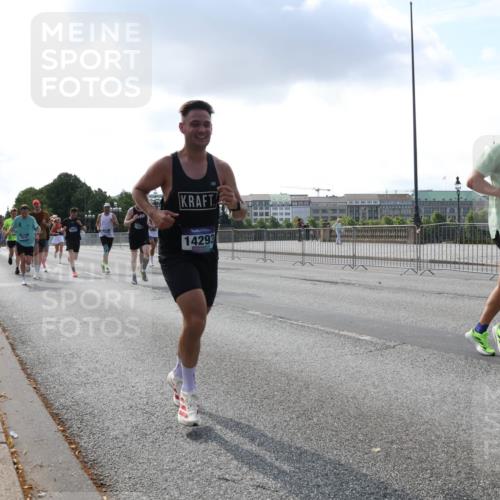 29.06.2025 - hella hamburg halbmarathon Lena Gebhardt http://msf.ph/oto/8287900 29.06.2025 09:46:07 Lombardsbrücke 14293, 3809, 1080, 1686, 1707, 1894, 2460, 2525, 3809, 3843, 3955, 4463, 4812, 5042, 5187, 5550, 6169, 6495, 6878, 7055, 7186, 7534, 7845, 7880, 7901, 7965, 8062, 8190, 8864, 8956, 9345, 10270, 10453, 10484, 10865, 10876, 11120, 11199, 11282, 11833, 12189, 12232, 12308, 12681, 13066, 13167, 13252, 13343, 13617, 13686, 13754, 14167, 14276, 14293, 15115, 15391, 15689, 16507, 16580, 16931, 17213, 17768 meine-sportfotos.de
