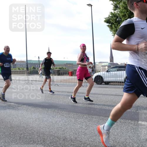 29.06.2025 - hella hamburg halbmarathon Lena Gebhardt http://msf.ph/oto/8287916 29.06.2025 09:58:33 Lombardsbrücke 761, 8393, 1034, 1179, 1190, 1285, 1727, 1815, 1946, 1951, 2029, 2034, 2070, 2417, 2518, 2636, 2656, 2711, 2840, 2883, 2907, 3041, 3097, 3819, 3859, 3952, 4120, 4152, 4167, 4814, 4903, 5077, 5084, 5093, 5259, 5378, 5721, 5894, 6164, 6272, 6294, 6433, 6592, 6657, 6759, 6877, 6897, 7082, 7369, 7409, 7509, 7716, 7724, 7856, 7896, 8154, 8311, 8322, 8393, 8508, 8590, 8639, 8825, 9012, 9057, 9562, 9656, 10084 meine-sportfotos.de