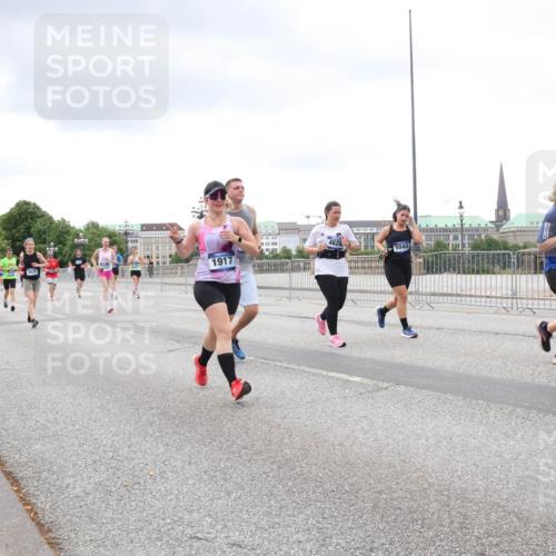 29.06.2025 - hella hamburg halbmarathon Lena Gebhardt http://msf.ph/oto/8287922 29.06.2025 10:55:32 Lombardsbrücke 1917, 4626, 5040, 357, 1013, 1616, 1873, 1917, 2090, 2452, 3101, 3115, 3157, 3244, 3274, 3577, 4039, 4470, 4628, 4896, 5040, 5220, 5222, 5483, 5487, 5575, 6257, 6395, 6396, 6944, 7219, 7238, 7548, 7680, 7766, 7969, 8403, 8519, 8527, 8532, 8626, 8648, 9548, 9614, 9618, 9857, 9858, 9861, 9865, 9956, 10094, 10436, 10438, 10458, 10559, 10593, 10885, 11109, 11737, 11903, 11962, 11963, 12147, 12148, 12695, 12902, 13098, 13230, 13548, 14515, 14727, 15152, 15160, 16385 meine-sportfotos.de