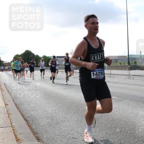 29.06.2025 - hella hamburg halbmarathon Lena Gebhardt http://msf.ph/oto/8287931 29.06.2025 09:46:07 Lombardsbrücke 18235, 11833, 14293, 1080, 1686, 1707, 1894, 2460, 2525, 3809, 3843, 3955, 4463, 4812, 5042, 5187, 5550, 6169, 6495, 6878, 7055, 7186, 7534, 7845, 7880, 7901, 7965, 8062, 8190, 8864, 8956, 9345, 10270, 10453, 10484, 10865, 10876, 11120, 11199, 11282, 11833, 12189, 12232, 12308, 12681, 13066, 13167, 13252, 13343, 13617, 13686, 13754, 14167, 14276, 14293, 15115, 15391, 15689, 16507, 16580, 16931, 17213, 17768 meine-sportfotos.de