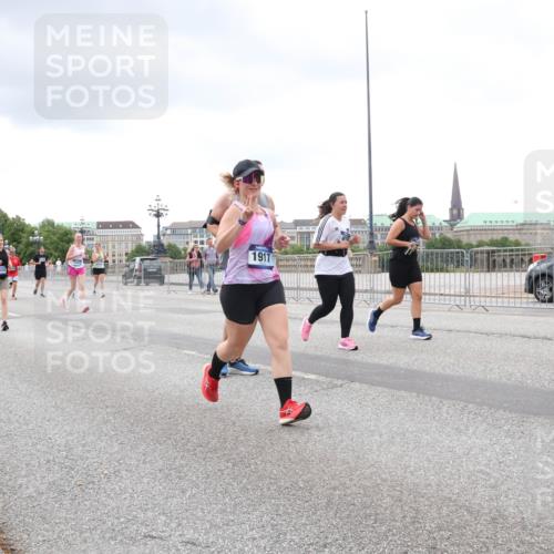 29.06.2025 - hella hamburg halbmarathon Lena Gebhardt http://msf.ph/oto/8288045 29.06.2025 10:55:33 Lombardsbrücke 1917, 1013, 1616, 1873, 1917, 2090, 2452, 3101, 3115, 3157, 3244, 3274, 3577, 4039, 4470, 4628, 4896, 5040, 5220, 5222, 5483, 5487, 5575, 6257, 6395, 6396, 6944, 7219, 7548, 7680, 7766, 7969, 8110, 8403, 8519, 8527, 8532, 8626, 8648, 9548, 9614, 9618, 9857, 9858, 9861, 9865, 9956, 10094, 10436, 10438, 10458, 10559, 10593, 10885, 11109, 11737, 11903, 11962, 11963, 12147, 12148, 12695, 12902, 13098, 13230, 14515, 14727, 15152, 15160, 16385 meine-sportfotos.de