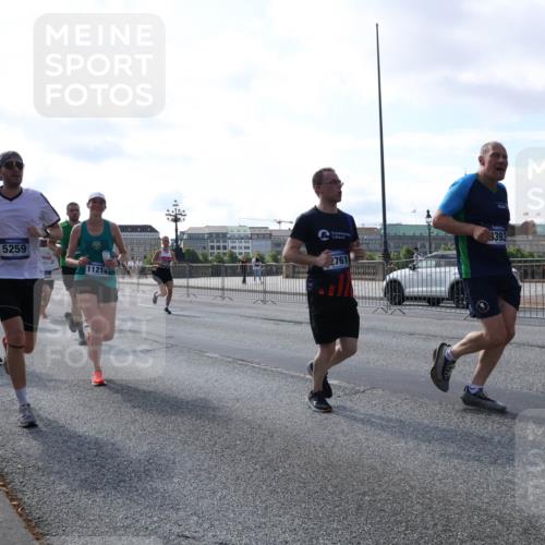 29.06.2025 - hella hamburg halbmarathon Lena Gebhardt http://msf.ph/oto/8288070 29.06.2025 09:58:33 Lombardsbrücke 15523, 3393, 5259, 11214, 2761, 1034, 1179, 1190, 1285, 1727, 1815, 1946, 1951, 2029, 2034, 2070, 2417, 2518, 2636, 2656, 2711, 2840, 2883, 2907, 3041, 3097, 3819, 3859, 3952, 4120, 4152, 4167, 4814, 4903, 5077, 5084, 5093, 5259, 5378, 5721, 5894, 6164, 6272, 6294, 6433, 6592, 6657, 6759, 6877, 6897, 7082, 7369, 7409, 7509, 7716, 7724, 7856, 7896, 8154, 8311, 8322, 8393, 8508, 8590, 8639, 8825, 9012, 9057, 9562, 9656, 10084 meine-sportfotos.de