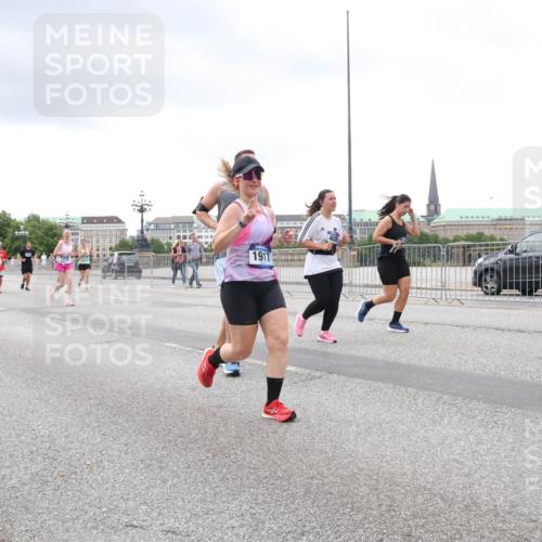 29.06.2025 - hella hamburg halbmarathon Lena Gebhardt http://msf.ph/oto/8288078 29.06.2025 10:55:33 Lombardsbrücke 1917, 1013, 1616, 1873, 1917, 2090, 2452, 3101, 3115, 3157, 3244, 3274, 3577, 4039, 4470, 4628, 4896, 5040, 5220, 5222, 5483, 5487, 5575, 6257, 6395, 6396, 6944, 7219, 7548, 7680, 7766, 7969, 8110, 8403, 8519, 8527, 8532, 8626, 8648, 9548, 9614, 9618, 9857, 9858, 9861, 9865, 9956, 10094, 10436, 10438, 10458, 10559, 10593, 10885, 11109, 11737, 11903, 11962, 11963, 12147, 12148, 12695, 12902, 13098, 13230, 14515, 14727, 15152, 15160, 16385 meine-sportfotos.de