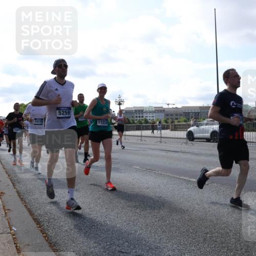29.06.2025 - hella hamburg halbmarathon Lena Gebhardt http://msf.ph/oto/8288099 29.06.2025 09:58:34 Lombardsbrücke 15523, 16176, 5259, 11214, 1034, 1179, 1190, 1285, 1410, 1727, 1815, 1946, 1951, 2029, 2034, 2070, 2417, 2518, 2636, 2656, 2711, 2840, 2883, 2907, 3041, 3097, 3819, 3859, 3952, 4120, 4152, 4167, 4814, 4903, 5077, 5084, 5093, 5259, 5378, 5721, 5894, 6164, 6272, 6294, 6433, 6592, 6657, 6759, 6877, 6897, 7082, 7369, 7409, 7716, 7724, 7856, 7896, 8068, 8154, 8311, 8322, 8393, 8508, 8590, 8639, 8721, 8825, 9012, 9057, 9562, 9656, 10084 meine-sportfotos.de