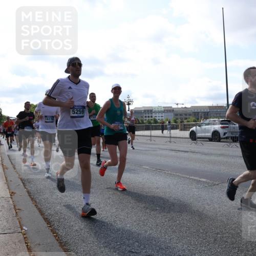29.06.2025 - hella hamburg halbmarathon Lena Gebhardt http://msf.ph/oto/8288123 29.06.2025 09:58:34 Lombardsbrücke 15523, 16176, 5259, 1353, 214, 2761, 1034, 1179, 1190, 1285, 1410, 1727, 1815, 1946, 1951, 2029, 2034, 2070, 2417, 2518, 2636, 2656, 2711, 2840, 2883, 2907, 3041, 3097, 3819, 3859, 3952, 4120, 4152, 4167, 4814, 4903, 5077, 5084, 5093, 5259, 5378, 5721, 5894, 6164, 6272, 6294, 6433, 6592, 6657, 6759, 6877, 6897, 7082, 7369, 7409, 7716, 7724, 7856, 7896, 8068, 8154, 8311, 8322, 8393, 8508, 8590, 8639, 8721, 8825, 9012, 9057, 9562, 9656, 10084 meine-sportfotos.de