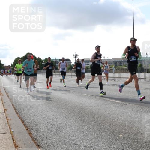 29.06.2025 - hella hamburg halbmarathon Lena Gebhardt http://msf.ph/oto/8288133 29.06.2025 09:46:09 Lombardsbrücke 11282, 5042, 7845, 11833, 18235, 1080, 1686, 1894, 2460, 2525, 3809, 3843, 3955, 4463, 4812, 5042, 5187, 5550, 6169, 6495, 6878, 7055, 7186, 7534, 7845, 7880, 7901, 7965, 8062, 8190, 8784, 8864, 8956, 9345, 10270, 10453, 10484, 10865, 11120, 11199, 11282, 11833, 12189, 12232, 12308, 12681, 13167, 13252, 13343, 13617, 13686, 13754, 14167, 14276, 14293, 15115, 15391, 15689, 16065, 16140, 16507, 16580, 16931, 17213, 17768 meine-sportfotos.de