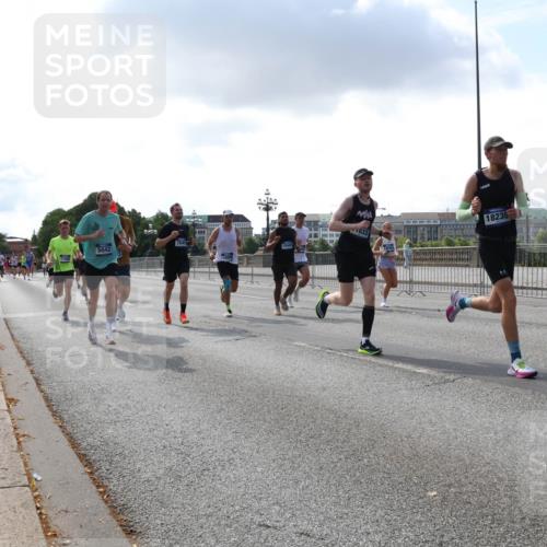 29.06.2025 - hella hamburg halbmarathon Lena Gebhardt http://msf.ph/oto/8288155 29.06.2025 09:46:09 Lombardsbrücke 5042, 7845, 7845, 833, 18235, 1080, 1686, 1894, 2460, 2525, 3809, 3843, 3955, 4463, 4812, 5042, 5187, 5550, 6169, 6495, 6878, 7055, 7186, 7534, 7845, 7880, 7901, 7965, 8062, 8190, 8784, 8864, 8956, 9345, 10270, 10453, 10484, 10865, 11120, 11199, 11282, 11833, 12189, 12232, 12308, 12681, 13167, 13252, 13343, 13617, 13686, 13754, 14167, 14276, 14293, 15115, 15391, 15689, 16065, 16140, 16507, 16580, 16931, 17213, 17768 meine-sportfotos.de