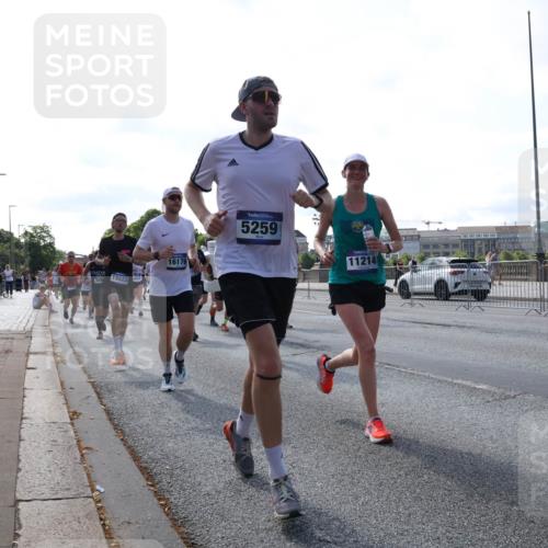 29.06.2025 - hella hamburg halbmarathon Lena Gebhardt http://msf.ph/oto/8288165 29.06.2025 09:58:34 Lombardsbrücke 15523, 16176, 5259, 11214, 1034, 1179, 1190, 1285, 1410, 1727, 1815, 1946, 1951, 2029, 2034, 2070, 2417, 2518, 2636, 2656, 2711, 2840, 2883, 2907, 3041, 3097, 3819, 3859, 3952, 4120, 4152, 4167, 4814, 4903, 5077, 5084, 5093, 5259, 5378, 5721, 5894, 6164, 6272, 6294, 6433, 6592, 6657, 6759, 6877, 6897, 7082, 7369, 7409, 7716, 7724, 7856, 7896, 8068, 8154, 8311, 8322, 8393, 8508, 8590, 8639, 8721, 8825, 9012, 9057, 9562, 9656, 10084 meine-sportfotos.de