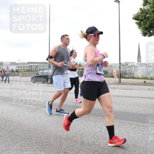 29.06.2025 - hella hamburg halbmarathon Lena Gebhardt http://msf.ph/oto/8288166 29.06.2025 10:55:33 Lombardsbrücke 7680, 19, 1013, 1616, 1873, 1917, 2090, 2452, 3101, 3115, 3157, 3244, 3274, 3577, 4039, 4470, 4628, 4896, 5040, 5220, 5222, 5483, 5487, 5575, 6257, 6395, 6396, 6944, 7219, 7548, 7680, 7766, 7969, 8110, 8403, 8519, 8527, 8532, 8626, 8648, 9548, 9614, 9618, 9857, 9858, 9861, 9865, 9956, 10094, 10436, 10438, 10458, 10559, 10593, 10885, 11109, 11737, 11903, 11962, 11963, 12147, 12148, 12695, 12902, 13098, 13230, 14515, 14727, 15152, 15160, 16385 meine-sportfotos.de