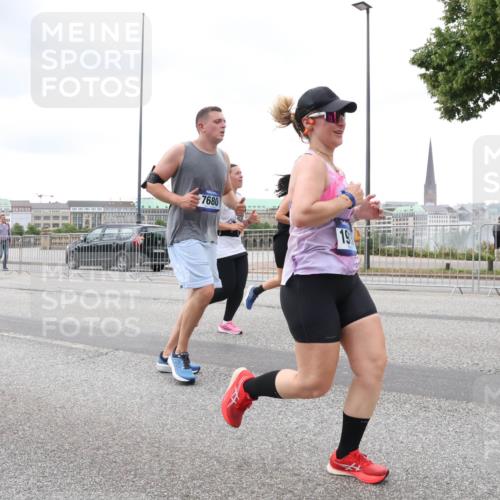 29.06.2025 - hella hamburg halbmarathon Lena Gebhardt http://msf.ph/oto/8288187 29.06.2025 10:55:33 Lombardsbrücke 7680, 19, 1013, 1616, 1873, 1917, 2090, 2452, 3101, 3115, 3157, 3244, 3274, 3577, 4039, 4470, 4628, 4896, 5040, 5220, 5222, 5483, 5487, 5575, 6257, 6395, 6396, 6944, 7219, 7548, 7680, 7766, 7969, 8110, 8403, 8519, 8527, 8532, 8626, 8648, 9548, 9614, 9618, 9857, 9858, 9861, 9865, 9956, 10094, 10436, 10438, 10458, 10559, 10593, 10885, 11109, 11737, 11903, 11962, 11963, 12147, 12148, 12695, 12902, 13098, 13230, 14515, 14727, 15152, 15160, 16385 meine-sportfotos.de