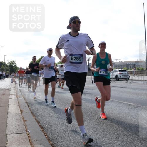 29.06.2025 - hella hamburg halbmarathon Lena Gebhardt http://msf.ph/oto/8288201 29.06.2025 09:58:34 Lombardsbrücke 15523, 3097, 16170, 1871, 5259, 11214, 1034, 1179, 1190, 1285, 1410, 1727, 1815, 1946, 1951, 2029, 2034, 2070, 2417, 2518, 2636, 2656, 2711, 2840, 2883, 2907, 3041, 3097, 3819, 3859, 3952, 4120, 4152, 4167, 4814, 4903, 5077, 5084, 5093, 5259, 5378, 5721, 5894, 6164, 6272, 6294, 6433, 6592, 6657, 6759, 6877, 6897, 7082, 7369, 7409, 7716, 7724, 7856, 7896, 8068, 8154, 8311, 8322, 8393, 8508, 8590, 8639, 8721, 8825, 9012, 9057, 9562, 9656, 10084 meine-sportfotos.de