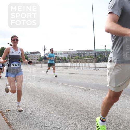 29.06.2025 - hella hamburg halbmarathon Lena Gebhardt http://msf.ph/oto/8288207 29.06.2025 10:11:48 Lombardsbrücke 1328, 1531, 1866, 1992, 3363, 4227, 5379, 5605, 7571, 8115, 8807, 8810, 9191, 9428, 10042, 10372, 10409, 10428, 11321, 11507, 11525, 11537, 11581, 11755, 11917, 12286, 12473, 13171, 13177, 13203, 13542, 13939, 13958, 14008, 14196, 14384, 15137, 15797, 15945, 16976, 17080, 17638, 17774, 17787, 17866, 18261, 18278, 18382, 18395, 18655, 19172 meine-sportfotos.de