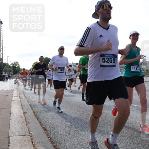 29.06.2025 - hella hamburg halbmarathon Lena Gebhardt http://msf.ph/oto/8288229 29.06.2025 09:58:34 Lombardsbrücke 097, 15523, 16176, 18715, 5259, 11214, 1034, 1179, 1190, 1285, 1410, 1727, 1815, 1946, 1951, 2029, 2034, 2070, 2417, 2518, 2636, 2656, 2711, 2840, 2883, 2907, 3041, 3097, 3819, 3859, 3952, 4120, 4152, 4167, 4814, 4903, 5077, 5084, 5093, 5259, 5378, 5721, 5894, 6164, 6272, 6294, 6433, 6592, 6657, 6759, 6877, 6897, 7082, 7369, 7409, 7716, 7724, 7856, 7896, 8068, 8154, 8311, 8322, 8393, 8508, 8590, 8639, 8721, 8825, 9012, 9057, 9562, 9656, 10084 meine-sportfotos.de