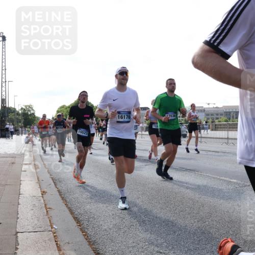 29.06.2025 - hella hamburg halbmarathon Lena Gebhardt http://msf.ph/oto/8288314 29.06.2025 09:58:35 Lombardsbrücke 15523, 16176, 153, 13536, 5259, 1034, 1179, 1190, 1285, 1410, 1727, 1815, 1946, 1951, 2029, 2034, 2070, 2417, 2518, 2636, 2656, 2711, 2840, 2883, 2907, 3041, 3097, 3819, 3859, 3952, 4120, 4152, 4167, 4814, 4903, 5077, 5084, 5093, 5259, 5378, 5721, 5894, 6164, 6272, 6294, 6433, 6592, 6657, 6759, 6877, 6897, 7082, 7369, 7409, 7716, 7724, 7732, 7856, 7896, 8068, 8154, 8311, 8322, 8393, 8508, 8590, 8639, 8721, 8825, 9012, 9057, 9562, 9656, 9770, 10084 meine-sportfotos.de
