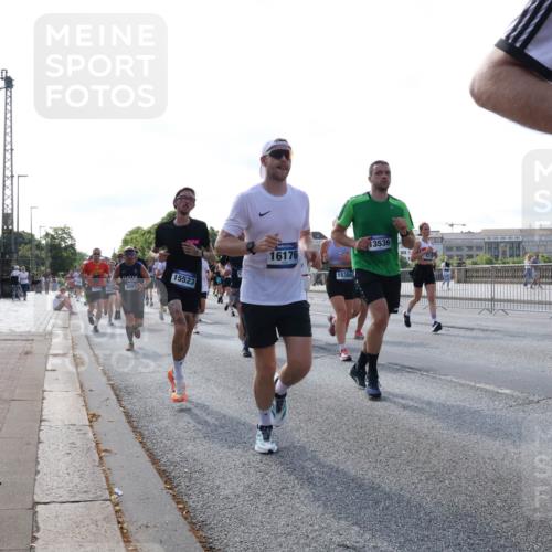 29.06.2025 - hella hamburg halbmarathon Lena Gebhardt http://msf.ph/oto/8288348 29.06.2025 09:58:35 Lombardsbrücke 15523, 3097, 16176, 15389, 13536, 1034, 1179, 1190, 1285, 1410, 1727, 1815, 1946, 1951, 2029, 2034, 2070, 2417, 2518, 2636, 2656, 2711, 2840, 2883, 2907, 3041, 3097, 3819, 3859, 3952, 4120, 4152, 4167, 4814, 4903, 5077, 5084, 5093, 5259, 5378, 5721, 5894, 6164, 6272, 6294, 6433, 6592, 6657, 6759, 6877, 6897, 7082, 7369, 7409, 7716, 7724, 7732, 7856, 7896, 8068, 8154, 8311, 8322, 8393, 8508, 8590, 8639, 8721, 8825, 9012, 9057, 9562, 9656, 9770, 10084 meine-sportfotos.de