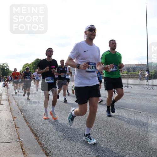 29.06.2025 - hella hamburg halbmarathon Lena Gebhardt http://msf.ph/oto/8288395 29.06.2025 09:58:35 Lombardsbrücke 097, 15523, 12735, 16176, 5536, 1034, 1179, 1190, 1285, 1410, 1727, 1815, 1946, 1951, 2029, 2034, 2070, 2417, 2518, 2636, 2656, 2711, 2840, 2883, 2907, 3041, 3097, 3819, 3859, 3952, 4120, 4152, 4167, 4814, 4903, 5077, 5084, 5093, 5259, 5378, 5721, 5894, 6164, 6272, 6294, 6433, 6592, 6657, 6759, 6877, 6897, 7082, 7369, 7409, 7716, 7724, 7732, 7856, 7896, 8068, 8154, 8311, 8322, 8393, 8508, 8590, 8639, 8721, 8825, 9012, 9057, 9562, 9656, 9770, 10084 meine-sportfotos.de