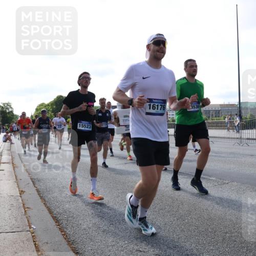 29.06.2025 - hella hamburg halbmarathon Lena Gebhardt http://msf.ph/oto/8288419 29.06.2025 09:58:35 Lombardsbrücke 15523, 2735, 16176, 187, 3536, 1034, 1179, 1190, 1285, 1410, 1727, 1815, 1946, 1951, 2029, 2034, 2070, 2417, 2518, 2636, 2656, 2711, 2840, 2883, 2907, 3041, 3097, 3819, 3859, 3952, 4120, 4152, 4167, 4814, 4903, 5077, 5084, 5093, 5259, 5378, 5721, 5894, 6164, 6272, 6294, 6433, 6592, 6657, 6759, 6877, 6897, 7082, 7369, 7409, 7716, 7724, 7732, 7856, 7896, 8068, 8154, 8311, 8322, 8393, 8508, 8590, 8639, 8721, 8825, 9012, 9057, 9562, 9656, 9770, 10084 meine-sportfotos.de