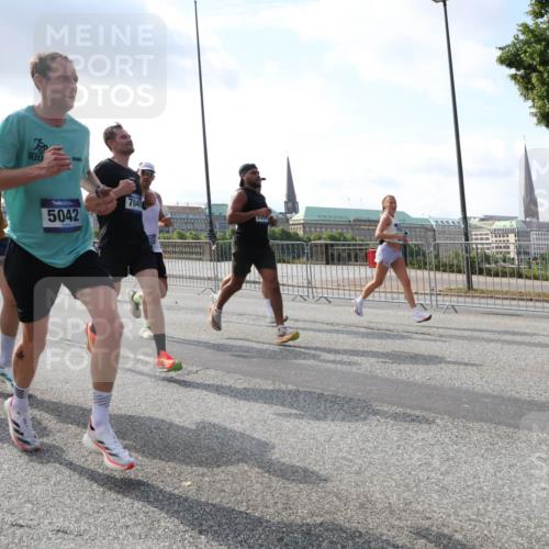 29.06.2025 - hella hamburg halbmarathon Lena Gebhardt http://msf.ph/oto/8288450 29.06.2025 09:46:10 Lombardsbrücke 3843, 5042, 7845, 1080, 1686, 1894, 2460, 2525, 3809, 3843, 3955, 4463, 4812, 5042, 5187, 5550, 6169, 6495, 6878, 7055, 7186, 7534, 7845, 7880, 7901, 7965, 8062, 8784, 8864, 8956, 9345, 10270, 10453, 10484, 10865, 11199, 11282, 11833, 12189, 12232, 12681, 13167, 13252, 13343, 13617, 13686, 13754, 14167, 14276, 14293, 15115, 15391, 15689, 16065, 16140, 16507, 16580, 16931, 17213, 17768 meine-sportfotos.de
